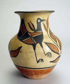 Santo Domingo jar with bird motif and polychrome effects