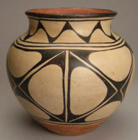 Santo Domingo pottery design with the use of negative effects.